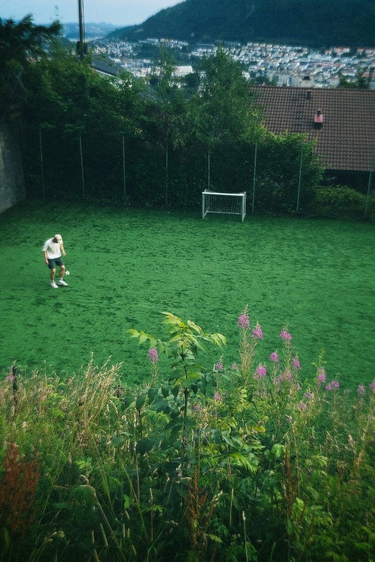 Voetballen met uitzicht over Bergen