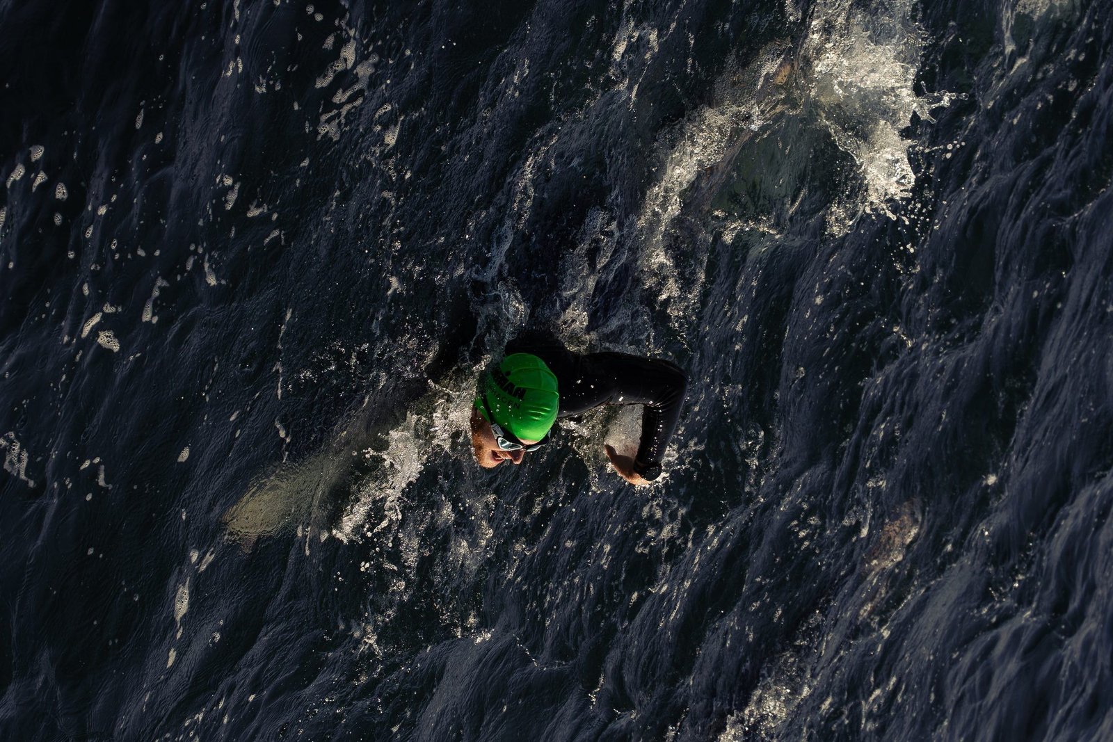 Zwemmer van bovenaf in het open water