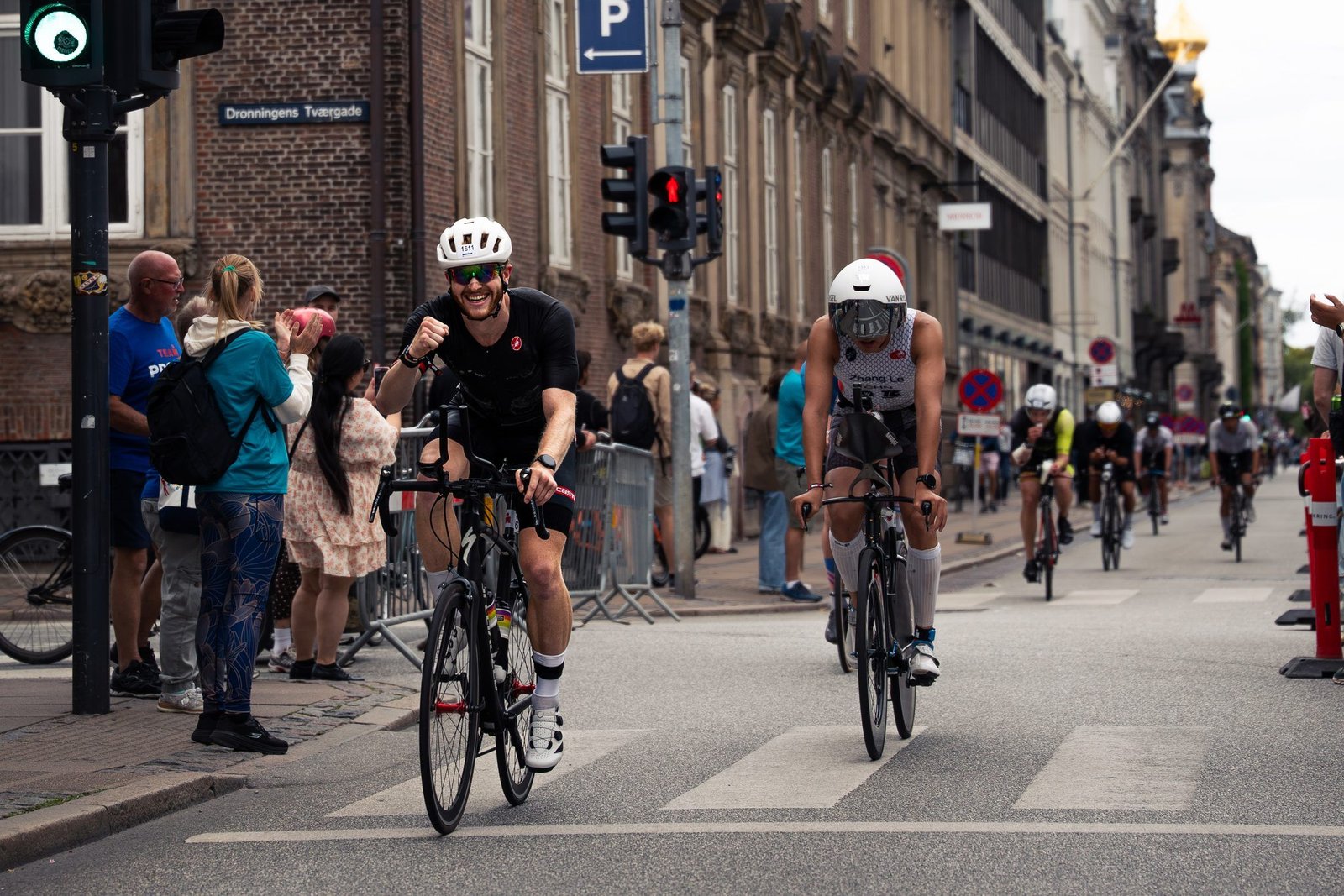 Renners op de fiets door de stad
