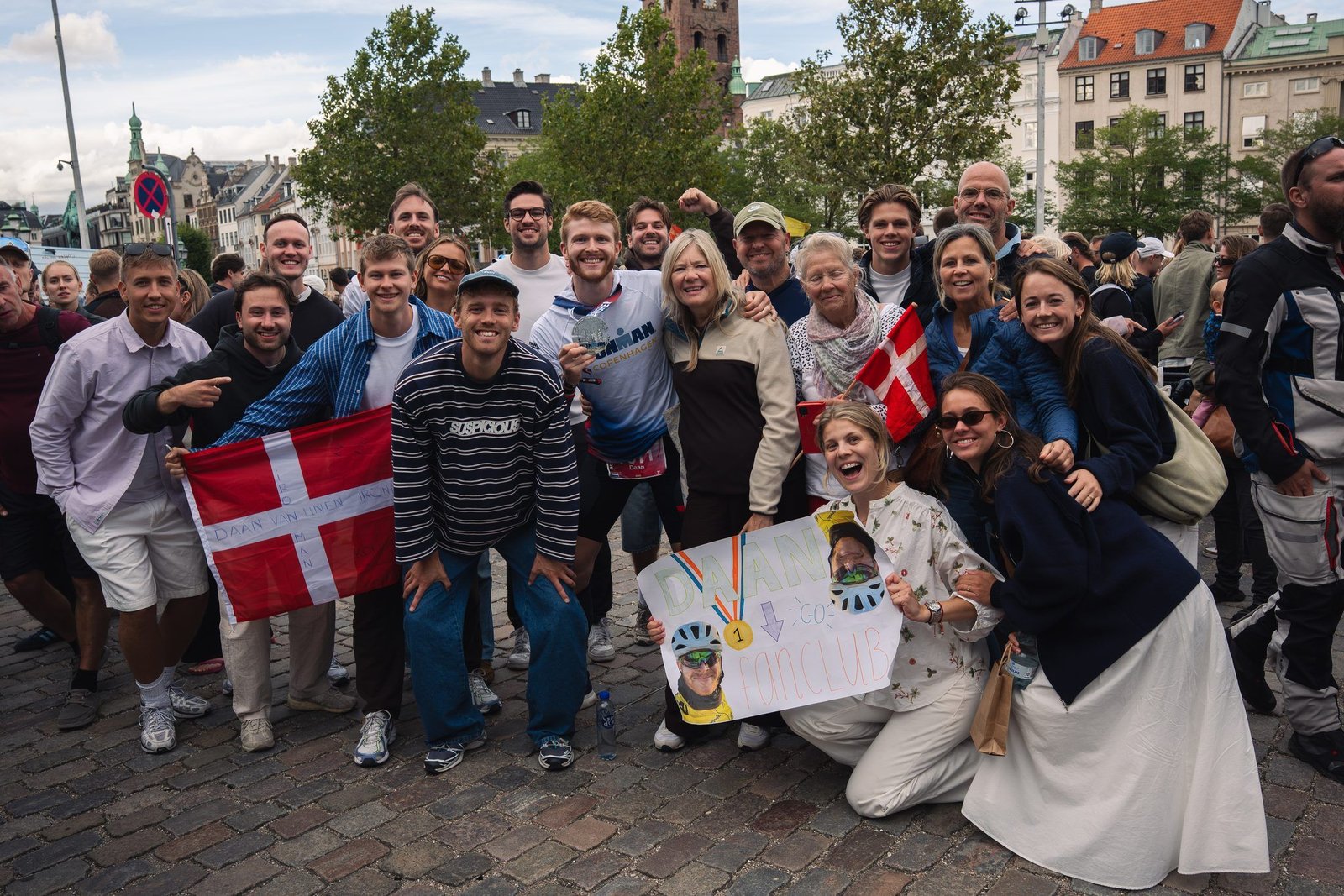 Groep supporters viert met Deense vlag