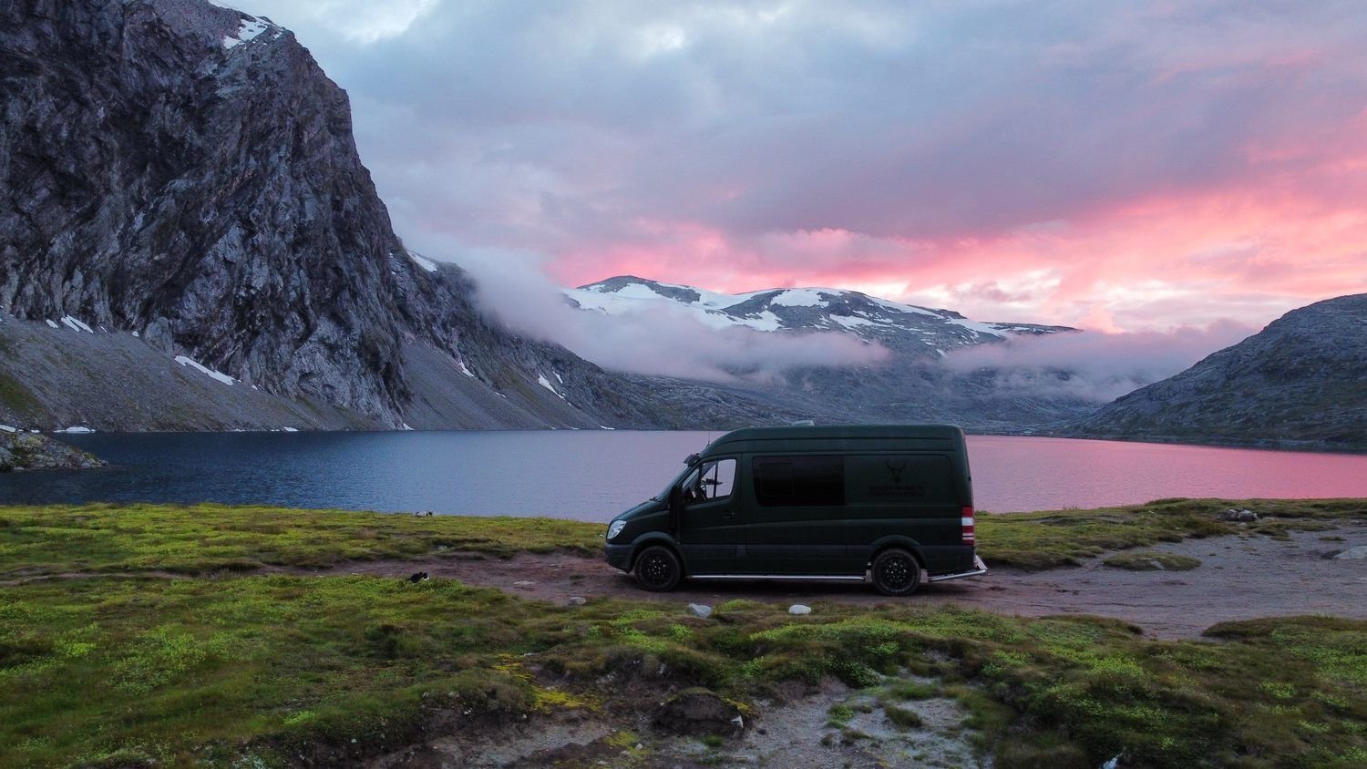 Onze camper bij Djupvatnet in de zonsondergang