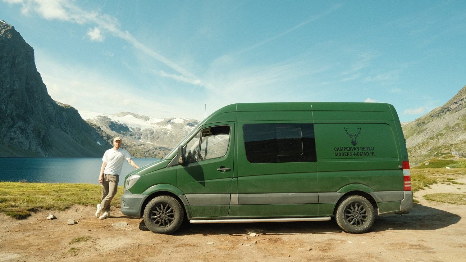 Onze camper aan een bergmeer in Noorwegen